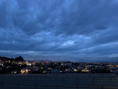 Villa Nam Hồ 312m2 có hồ bơi, sân vườn, sân thượng, sân ô tô rộng rãi, nguồn thu tốt. Giá 14.7 tỷ