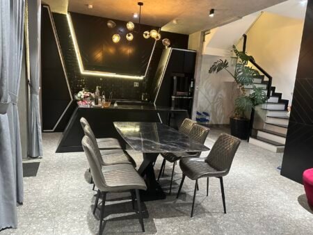 Villa Nam Hồ 312m2 có hồ bơi, sân vườn, sân thượng, sân ô tô rộng rãi, nguồn thu tốt. Giá 14.7 tỷ