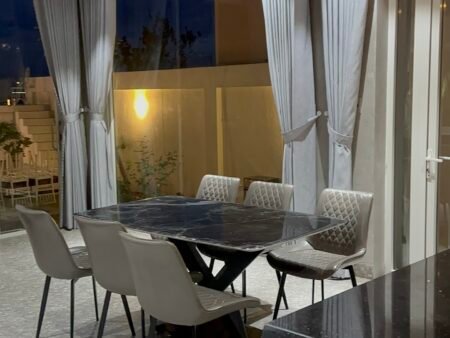 Villa Nam Hồ 312m2 có hồ bơi, sân vườn, sân thượng, sân ô tô rộng rãi, nguồn thu tốt. Giá 14.7 tỷ