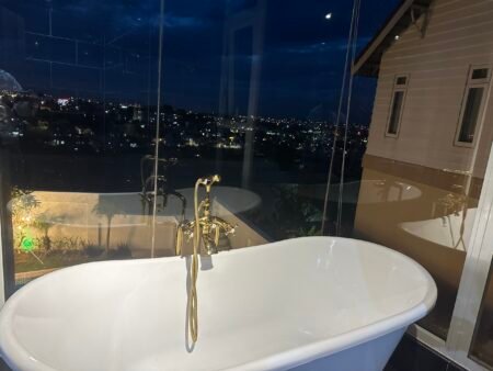 Villa Nam Hồ 312m2 có hồ bơi, sân vườn, sân thượng, sân ô tô rộng rãi, nguồn thu tốt. Giá 14.7 tỷ