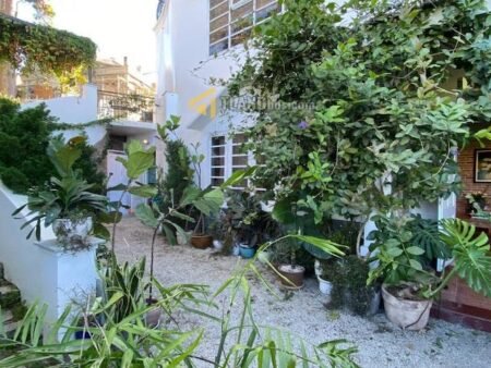 Villa 4 Tầng Sân Vườn Mặt Tiền Yên Thế, P10, Đà Lạt, 9pn, Sân Rộng