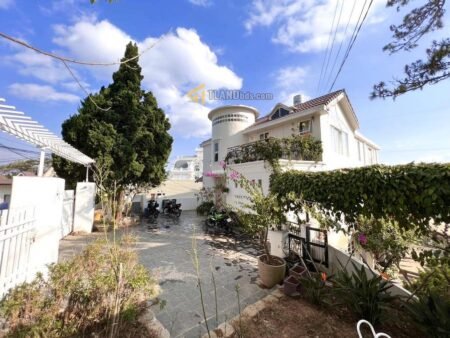 Villa 4 Tầng Sân Vườn Mặt Tiền Yên Thế, P10, Đà Lạt, 9pn, Sân Rộng