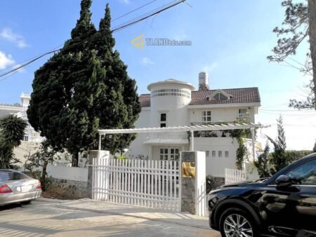 Villa 4 Tầng Sân Vườn Mặt Tiền Yên Thế, P10, Đà Lạt, 9pn, Sân Rộng