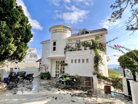 Villa 4 Tầng Sân Vườn Mặt Tiền Yên Thế, P10, Đà Lạt, 9pn, Sân Rộng