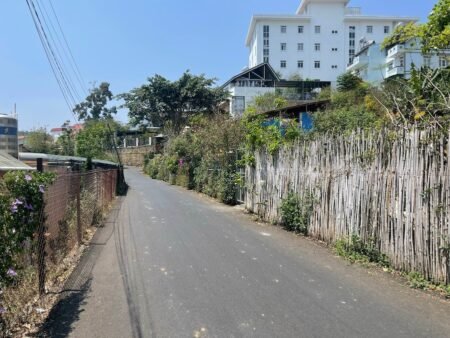 Đất và Nhà cấp 4 Hẻm Hùng Vương, Phường 9, Đà Lạt, Mặt tiền rộng 32m