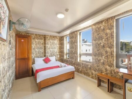 Khách Sạn 7 Tầng Mặt Tiền Đường Bùi Thị Xuân, Doanh thu 200tr/tháng