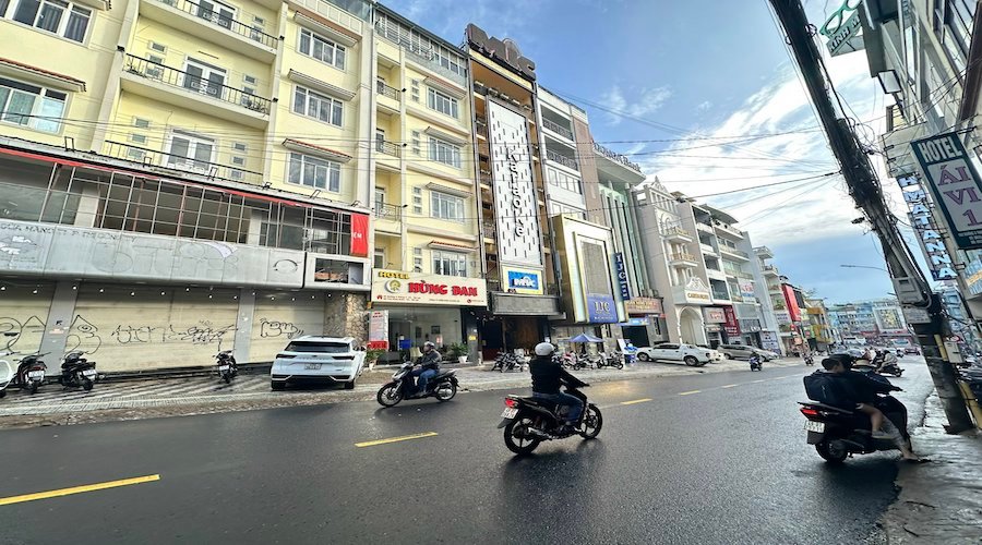 Khách Sạn và MT Kinh Doanh 6 Tầng 24 Phòng, P1, ngang 12m, 129 tỷ