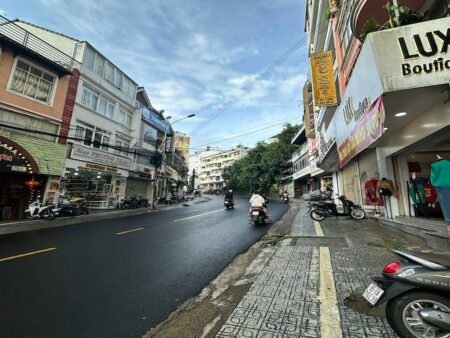 Khách Sạn và MT Kinh Doanh 6 Tầng 24 Phòng, P1, ngang 12m, 129 tỷ