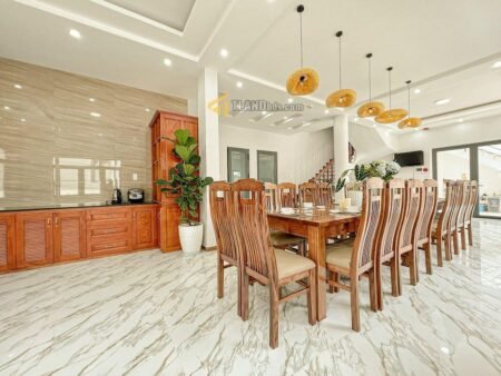 Villa 3 Tầng Hẻm Ô Tô Lớn Khe Sanh, Phường 10, Đà Lạt mặt tiền 10.9m