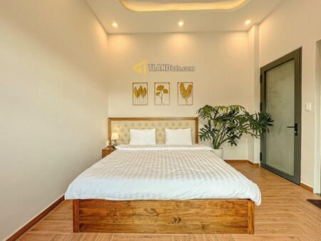 Villa 3 Tầng Hẻm Ô Tô Lớn Khe Sanh, Phường 10, Đà Lạt mặt tiền 10.9m