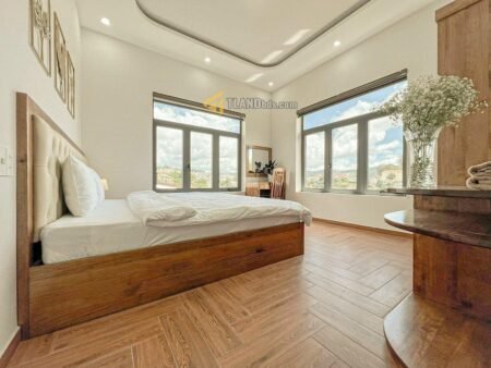 Villa 3 Tầng Hẻm Ô Tô Lớn Khe Sanh, Phường 10, Đà Lạt mặt tiền 10.9m