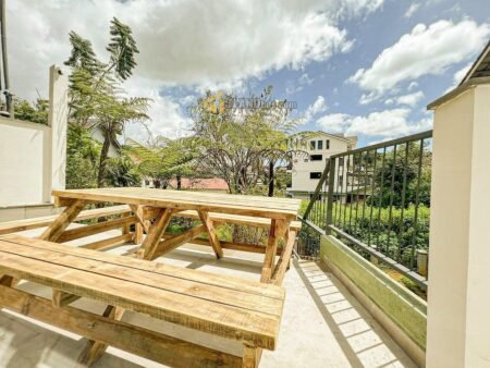 Villa 3 Tầng Hẻm Ô Tô Lớn Khe Sanh, Phường 10, Đà Lạt mặt tiền 10.9m