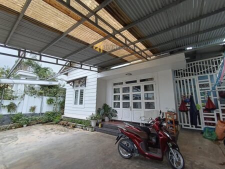 Villa sân vườn Hẻm Ô Tô Lớn Yersin, Phường 9, Đà Lạt, mặt tiền rộng 12m