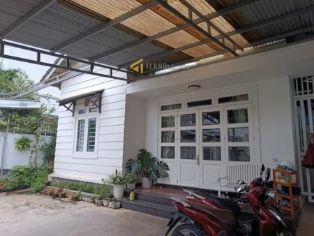 Villa sân vườn Hẻm Ô Tô Lớn Yersin, Phường 9, Đà Lạt, mặt tiền rộng 12m