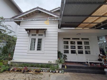 Villa sân vườn Hẻm Ô Tô Lớn Yersin, Phường 9, Đà Lạt, mặt tiền rộng 12m