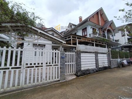 Villa sân vườn Hẻm Ô Tô Lớn Yersin, Phường 9, Đà Lạt, mặt tiền rộng 12m