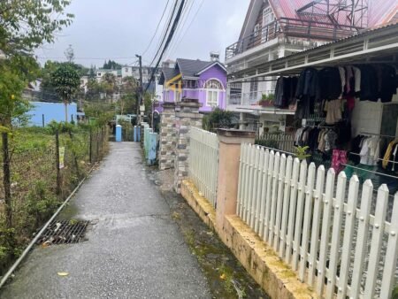 Đất Và Nhà Cấp 4 Hẻm Nhỏ Mai Hắc Đế, Phường 6, Đà Lạt ngang 5.2m