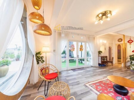 Villa 2 Tầng Mặt Tiền Vạn Hạnh, Phường 8, Đà Lạt đất rộng rãi 14.3m x 26.4m