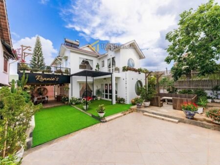 Villa 2 Tầng Mặt Tiền Vạn Hạnh, Phường 8, Đà Lạt đất rộng rãi 14.3m x 26.4m