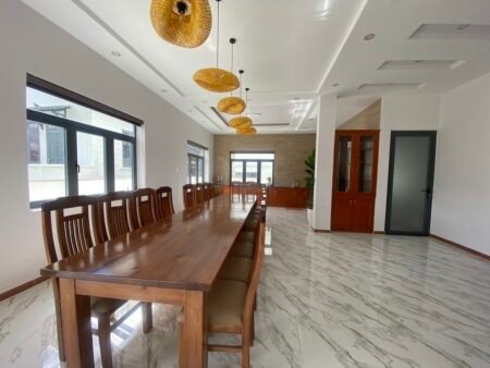 Villa 3 Tầng Hẻm Ô Tô Lớn Khe Sanh, Phường 10, Đà Lạt mặt tiền 10.9m