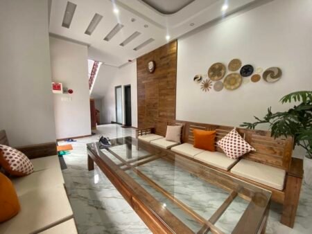 Villa 3 Tầng Hẻm Ô Tô Lớn Khe Sanh, Phường 10, Đà Lạt mặt tiền 10.9m