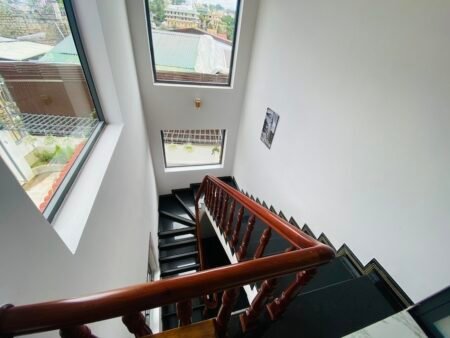 Villa 3 Tầng Hẻm Ô Tô Lớn Khe Sanh, Phường 10, Đà Lạt mặt tiền 10.9m