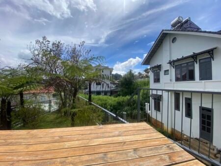 Villa 3 Tầng Hẻm Ô Tô Lớn Khe Sanh, Phường 10, Đà Lạt mặt tiền 10.9m