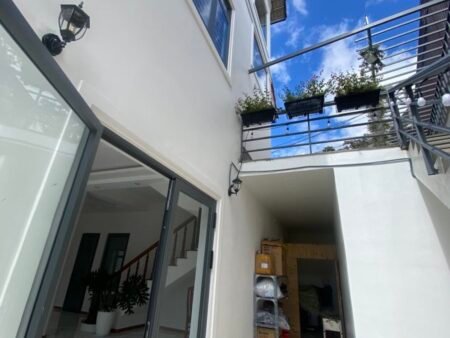 Villa 3 Tầng Hẻm Ô Tô Lớn Khe Sanh, Phường 10, Đà Lạt mặt tiền 10.9m