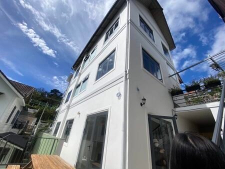 Villa 3 Tầng Hẻm Ô Tô Lớn Khe Sanh, Phường 10, Đà Lạt mặt tiền 10.9m