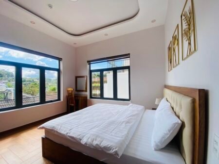 Villa 3 Tầng Hẻm Ô Tô Lớn Khe Sanh, Phường 10, Đà Lạt mặt tiền 10.9m