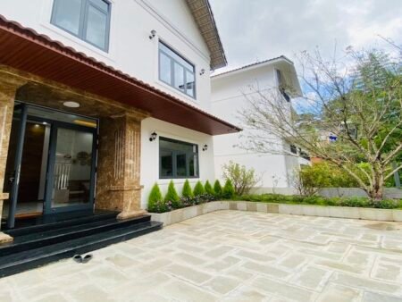 Villa 3 Tầng Hẻm Ô Tô Lớn Khe Sanh, Phường 10, Đà Lạt mặt tiền 10.9m