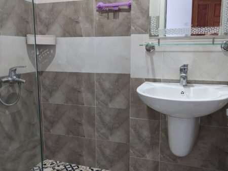 Khách Sạn Mặt Tiền Hà Huy Tập, P3, Đà Lạt với chiều ngang 12.74m