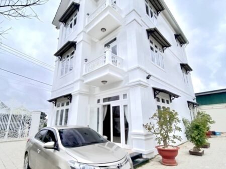 Villa 3Tầng Mặt Tiền Trần Đại Nghĩa, Phường 8, Đà Lạt ngang 21m