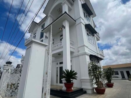 Villa 3Tầng Mặt Tiền Trần Đại Nghĩa, Phường 8, Đà Lạt ngang 21m