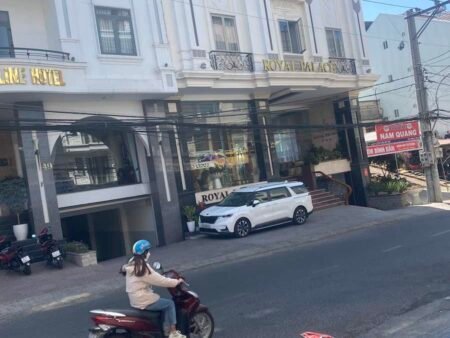 Khách Sạn Hai Mặt Tiền Hà Huy Tập, P3, Đà Lạt ngang 8m giá 209 tr/m2