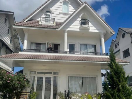 Villa 4 Tầng Hẻm Ô Tô Lớn Mai Anh Đào, Phường 8, Đà Lạt, mặt tiền rộng 12m
