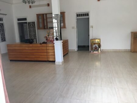 Nhà phố hẻm ô tô lớn Phù Đổng Thiên Vương, P8, Đà Lạt, mặt tiền rộng 10.5m