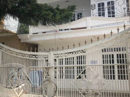 Nhà phố hẻm ô tô lớn Phù Đổng Thiên Vương, P8, Đà Lạt, mặt tiền rộng 10.5m