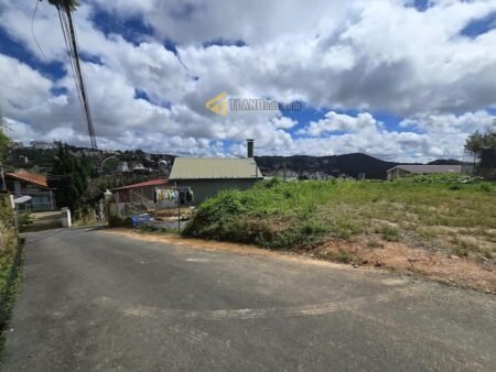 Đất hẻm ô tô lớn Khe Sanh, P10, Đà Lạt, mặt tiền rộng 11m