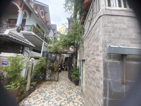 Villa 2 Tầng Hẻm Ô Tô Lớn Yersin, Phường 9, Đà Lạt, mặt tiền rộng 12m