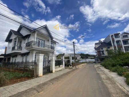 Villa Mặt Tiền KQH Nguyễn Hữu Cầu, Phường 12, Đà Lạt, mặt tiền rộng 11m