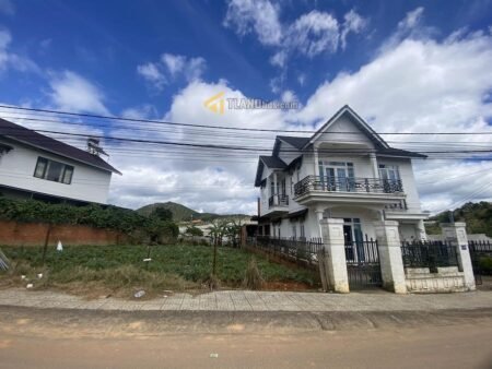 Villa Mặt Tiền KQH Nguyễn Hữu Cầu, Phường 12, Đà Lạt, mặt tiền rộng 11m