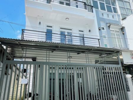 Nhà phố hẻm ô tô lớn Võ Trường Toản, P8, Đà Lạt, mặt tiền rộng 7.11m