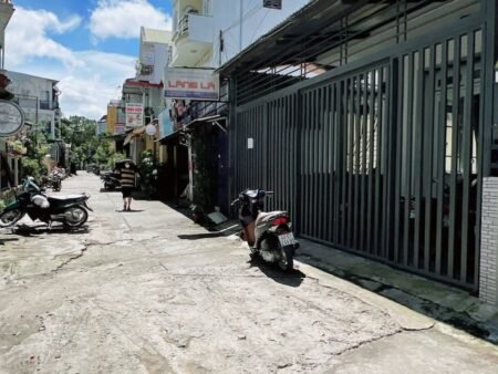 Nhà phố hẻm ô tô lớn Võ Trường Toản, P8, Đà Lạt, mặt tiền rộng 7.11m