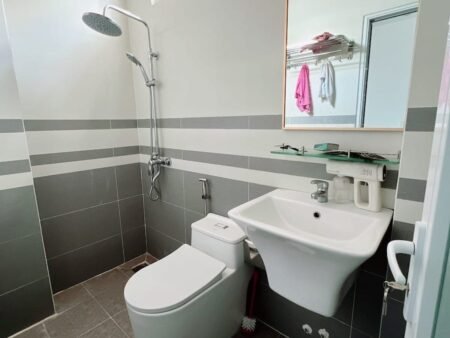 Nhà phố hẻm ô tô lớn Võ Trường Toản, P8, Đà Lạt, mặt tiền rộng 7.11m