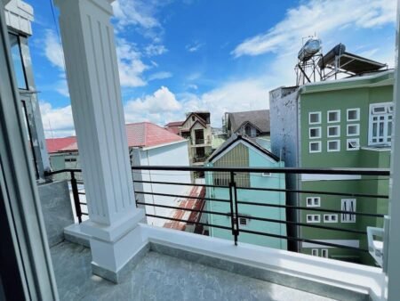 Nhà phố hẻm ô tô lớn Võ Trường Toản, P8, Đà Lạt, mặt tiền rộng 7.11m