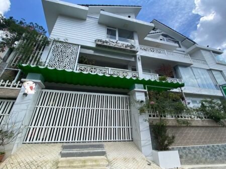 Villa 3 Tầng Hai Mặt Tiền Yên Thế, Phường 10, Đà Lạt, mặt tiền rộng 17m