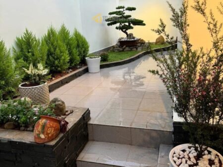 Villa hẻm ô tô lớn Trần Đại Nghĩa, Phường 8, Đà Lạt, mặt tiền rộng 15m