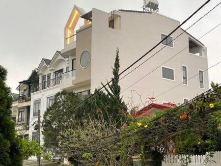 Khách Sạn Hẻm Ô Tô Lớn Nguyễn Đình Chiểu, P9, Đà Lạt, mặt tiền rộng 5m