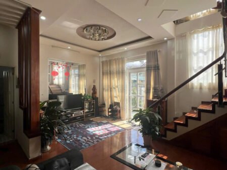 Villa 2 Tầng sân vườn Hẻm Ô Tô Lữ Gia, Phường 9, Đà Lạt mặt tiền rộng 19m